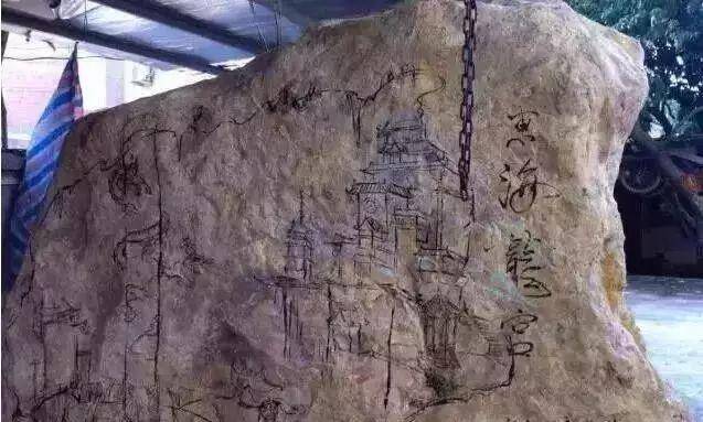 五年时间，他把14吨重的巨石雕刻成了东海龙宫，专家：价值没法估