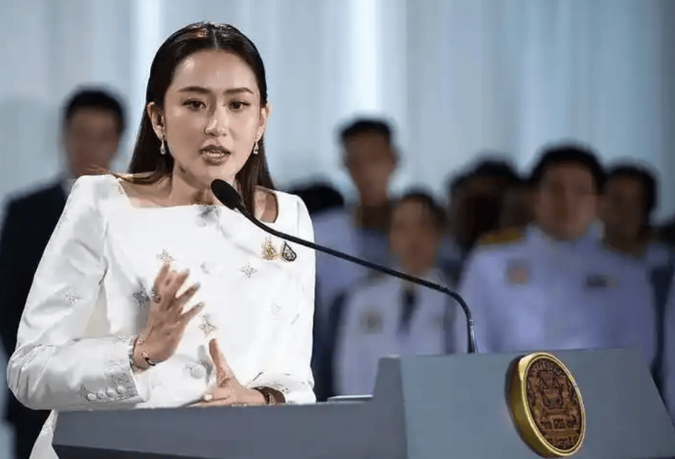风向一夜巨变，泰国总理府被包围，佩通坦拒绝下台，军方态度坚决