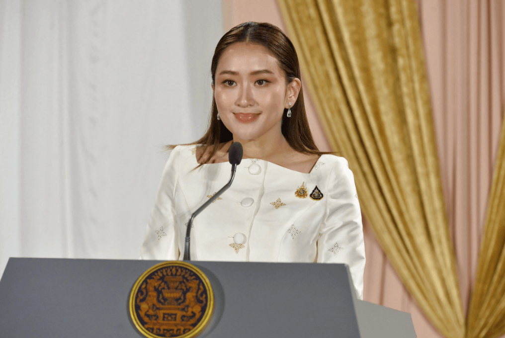 风向一夜巨变，泰国总理府被包围，佩通坦拒绝下台，军方态度坚决