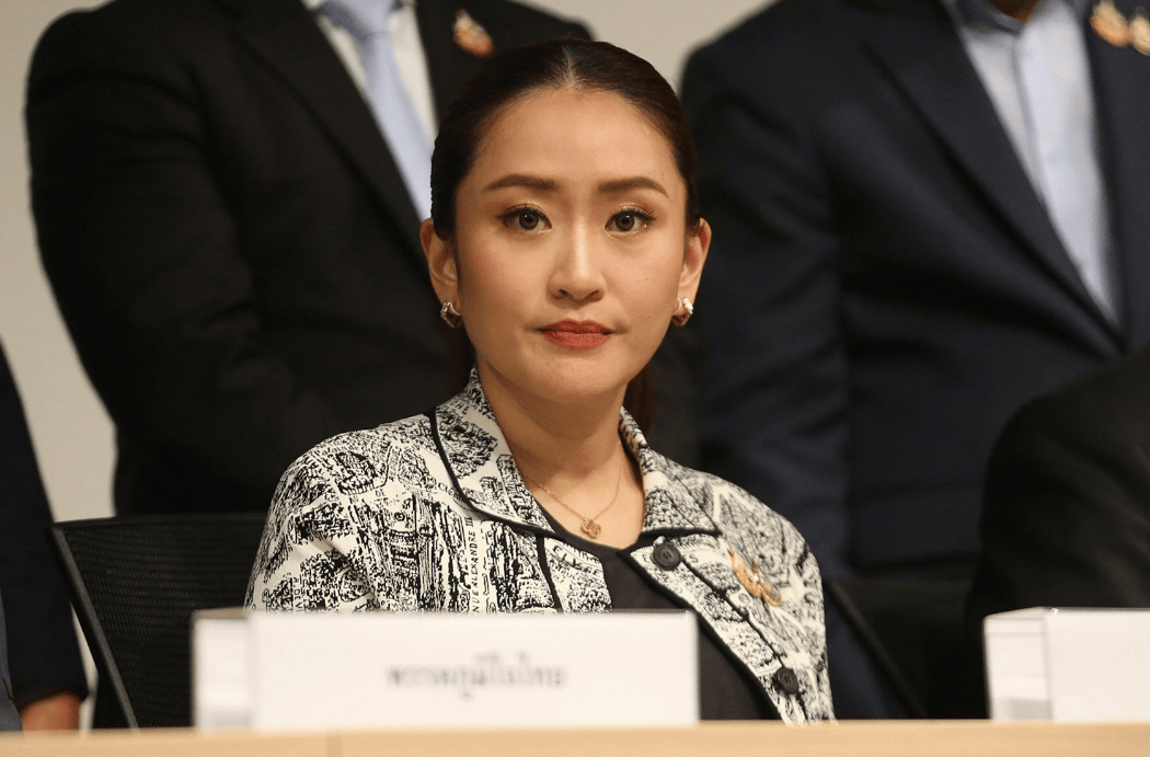 风向一夜巨变，泰国总理府被包围，佩通坦拒绝下台，军方态度坚决