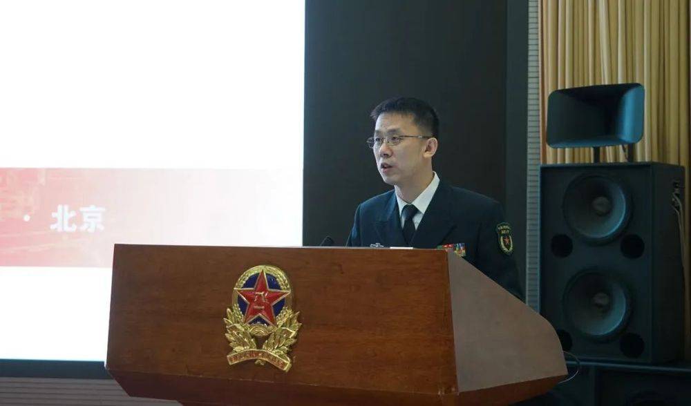 他是国防大学教授，他的办公桌上摆放着三个电脑显示屏……