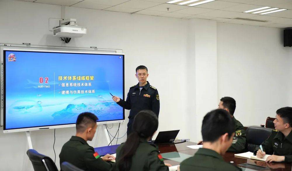 他是国防大学教授，他的办公桌上摆放着三个电脑显示屏……